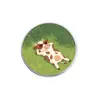 Broche redondo de becerro perezoso de dibujos animados con gafas de sol, insignia metálica de animal lindo, pin decorativo versátil