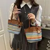 Bolsas de Cubo de Moda al por Mayor para Mujer 2025 Nuevo Estilo de Verano Tejidas de Paja Bloques de Color Bolsos de Hombro Versátiles Bolsos Cruzados