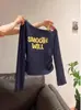 Nova Camisola Americana de Moda Outono/Inverno com Estampa de Letras Versátil Off-Shoulder Camiseta Básica de Manga Longa para Mulheres