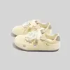 Tênis Brancos Casuais com Cadarço Bordado de Gatinho Fofo para Mulheres 2026 Outono Novos Estilosos Versáteis Planos Sapatos de Treino Alemães
