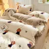 Conjunto de Quatro Peças Estampado de Lã de Leite para Inverno Capa de Edredom Espessa e Quente de Lã Coral Lençol de Cama Conjunto de Três Peças para Cama de Dormitório Estudantil