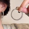 Pendientes Grandes de Plata Triturada de Lujo Ligero para Mujer 2024 Nuevo Estilo Caliente Estilo Frío Diseño con Sentido Pendientes Adecuados para Cara Redonda Pendientes