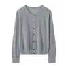 Cardigã de tricô bege com gola redonda para mulheres, uma peça de outer wear leve e de caimento solto para primavera e outono, apresentando um design simples e elegante com mangas compridas e uma textura refinada semelhante à lã