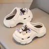Nuevas zapatillas estilo para niños y niñas, para padres e hijos, lindos zuecos de dibujos animados Kuromi de EVA, suela suave, antideslizantes, punta cerrada, versátiles.