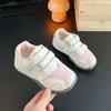 Tênis infantis estilo coreano, coleção primavera 2026, unissex, com sola macia, antiderrapante, com fechos de velcro, tênis dad da moda, versátil e respirável