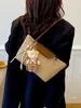 Bolsa pequena feminina transfronteiriça novo modelo 2026 padrão trançado moda executiva grande capacidade bolsa de mão bolsa tote de ombro nicho
