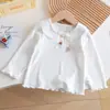 Otoño 2026 Camiseta de Manga Larga con Cuello de Solapa y Volantes Estilo Dulce y Lindo para Niñas Bordado de Conejito Versátil Nueva