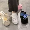 Sandalias de playa, zuecos antideslizantes, nuevo modelo de verano 2026, medias pantuflas cerradas de suela gruesa para mujeres menudas, adecuadas para uso en exteriores