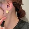 Pendientes de botón trapezoidales en forma de L con forma de aguja de plata galvanizada en oro auténtico, pendientes de lujo ligeros de moda de Corea del Sur, pendientes de anillo lisos de estilo metálico.