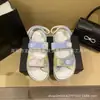 Sandálias de Velcro Xiaochangfeng Versão de Luxo em Estoque para Mulheres, Modelo Novo 25, Sapatos Romanos de Solado Grosso, Sapatos de Praia com Fivela de Metal e Pérola