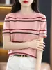 Verão 2026 Novo Estilo Blusa Curta de Gola Redonda em Blocos de Cor Reta com Meia Manga Camiseta Listrada de Manga Curta Camisa de Malha Básica Feminina