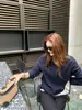 Suéter Lajia Clássico Estilo Americano Simples e Confortável 100% Lã Gola Redonda Tricô Trançado para Mulheres, Suéter Pulôver Rejuvenescedor