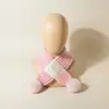 Cachecol de Tricô Cruzado Cor Sólida Estilo Europeu e Americano para Bebê, Novo Modelo com Pompons, Aquecedor de Pescoço Infantil para Outono e Inverno, Cobertura de Pescoço Versátil para Crianças