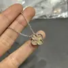 Collar de Joyería de Trébol de Cuatro Hojas de Ágata Roja Versión de Alta Gama V-Gold Chapado en Oro de 18K Cadena Exquisita para Clavícula para Mujeres, Estilo de Nicho de Lujo Ligero