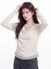 Camiseta branca listrada de manga comprida com design de duas peças falsas, apresentando uma silhueta elegante e justa, perfeita para usar no outono, e adequada para usar sozinha como um top estilo coreano