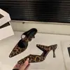 Mules de tacón alto con estampado de leopardo único para mujer, adecuados para usar en exteriores, sandalias de punta estilo francés primavera/verano 2026
