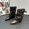 Botas de media pantorrilla para mujer con hebilla de estilo coreano, nueva colección otoño 2026, tacón grueso, color liso, botas de moda, color marrón, botines versátiles