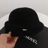Gorro de lana cálido tipo cuenca simple decoración de perlas copa redonda sombrero ecuestre sombrero pequeño con temperamento boina elegante para madre