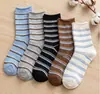 Meias femininas novas de meia-panturrilha para primavera e verão, meias da moda estilo ins, meias longas xadrez britânico e listradas coloridas, respiráveis e absorventes de suor