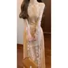 Elegante y único vestido con un aire moderno, ajustado al cuerpo y que realza la figura, perfecto para la primavera de 2026