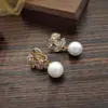Pinza para oreja de perla doble C estilo Chanel Pendientes únicos de lujo ligero de alta calidad 2023 nuevo popular otoño e invierno Joyería para orejas