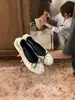 []Colección Otoño 2026 para Mujer: Bailarinas de corte bajo con un tacón sutil, con diseño de lunares, estilo Mary Jane y silueta de punta redondeada