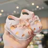 Sandalias para niñas 2025 verano nuevas zapatos de princesa suela suave zapatos de bebé moda estilo coreano huecas punta cerrada playa