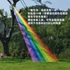 Las líneas de arcoíris son populares en jardines de infancia, centros comerciales, lugares turísticos y se pueden usar para colgar líneas de arcoíris en los árboles.