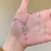 Collar con Colgante de Flor de Lirio Francés para Mujer, Acabado Cepillado, Diseño de Nicho, Lujo Ligero, Cadena de Clavícula de Gama Alta