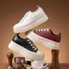Zapatillas blancas de piel de vacuno de capa superior con suela de espuma para mujer, nuevo modelo otoño e invierno 2026, zapatos de plataforma de piel de oveja de capa superior, zapatos de mujer con suela gruesa