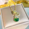 Nuevo Collar Estilo Chino Imitación Calcedonia Verde Calabaza Pequeña Borla Acero de Titanio para Mujer Incrustado con Zirconia Diamante Completa Cadena de Clavícula de Lujo