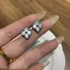 Buqi Lati Pendientes Mini Pequeños Cepillados Italianos Blanco Natural Flor de Fritilario Trébol de Cuatro Hojas Pendientes Estilo Corte Vintage