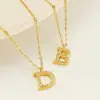 Comercio exterior transfronterizo popular collar de 26 letras colgante de acero de titanio moda europea y americana cadena de clavícula simple venta al por mayor de joyería de fábrica