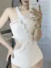 Traje de baño blanco de una pieza para mujer, modelo nuevo 2026, de alta gama, conservador, adelgazante, puramente atractivo, traje de baño para vacaciones en aguas termales al por mayor