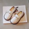 Zapatos pequeños de piel para niña, nueva colección primavera/otoño 2024, con detalles de perla en forma de corazón y hebilla metálica, estilo princesa, punta fina, planos estilo coreano