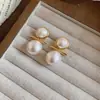 Pendientes de botón con colgante redondo de perla chapados en oro real de 18k Estilo nicho de alta gama Pendientes de lujo ligero Accesorios de pendientes versátiles para el temperamento de las mujeres