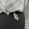 Pendientes personalizados con hojas de metal de estilo moderno INS para mujer 2023, nuevos y modernos pendientes de diseño de nicho con sentido de celebridades de Internet.