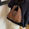 Nova Moda Outono 2026 Estampa de Leopardo Simples Elegante Grande Capacidade Feminina Luxo Leve Coreana Bolsa Transversal de Ombro Bolsa de Mão Mochila