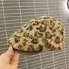 Nueva Gorra Plana de Borrego con Estampado de Leopardo de Moda para Mujer Otoño Invierno Moda Retro Versátil Adelgazante de Rostro Gorra Hacia Adelante