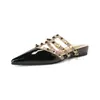 Mules Pontudas com Tachas para Mulheres 2026 Novo Estilo Salto Anabela Tamanho Grande Sapatos Baixos Sandálias de Verão Versão Coreana