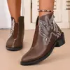 Botas Curtas de Couro Bordado com Salto Grosso Estilo Europeu e Americano Outono e Inverno 2025 para Mulheres Tamanho Grande Bico Fino Boca em V Botas Casuais com Elástico