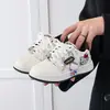 Tênis infantil de cano baixo, novo modelo de outono, sapatos brancos para meninas, gato KT de desenho animado, sapatos esportivos casuais fofos, sola macia, antiderrapante
