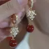 Brinco de tarraxa Ancora vermelho retrô com pedra olho de gato cravejada de diamantes e design de folha de bordo super brilhante tendência moda temperamento brincos versáteis