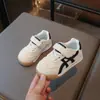 Tênis Casuais Estilo College para Meninas 2025 Verão Novo Respirável Versátil Leve Sapatos de Treino Alemães Sapatos de Skate para Meninos