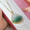 Nuevo colgante imitación Jade Buda Maitreya Buda sonriente Buda de vientre grande collar Buda de alta calidad lujo ligero para mujer colgante para clavícula ropa