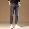 Jeans de verão leve de marca francesa de alta qualidade para homens, corte slim, elástico, calça casual cropped para pessoas baixinhas