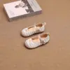 Sapatos Infantis de Couro Amassado Estilo Coreano Pequenos Estilo Chanel Primavera 2025 Sapatos Pequenos de Couro para Meninas Sapatos Individuais Pequenos de Princesa para Crianças Mocassins de Bebê
