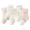 Novedades de Verano Serie Linda Patrón de Dibujos Animados Conejito Arcoíris Tema Calcetines Dulces de Malla Fresca Ultrafinos