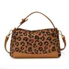 2026 Nuevo Bolso de Axila con Textura de Gamuza de Nicho para Mujer Bolso Versátil para Viajes Diarios de Hombro Cruzado Simple de Moda Exquisita