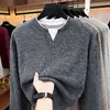 Sudadera de cachemira sintética para hombre, nuevo modelo otoño 2026, imitación de dos piezas, color contrastante, dobladillo en capas, cuello henley, camiseta base de punto de manga larga para hombre